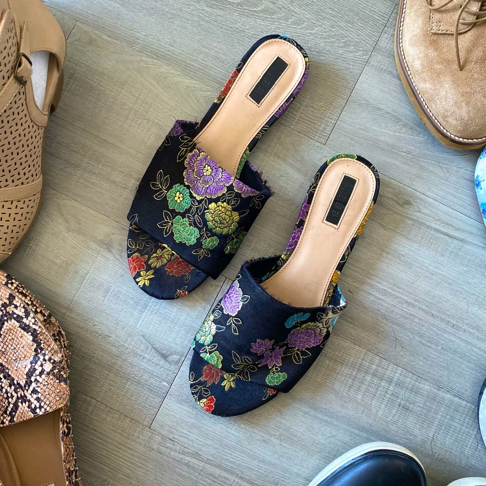 Forever 21 Black Floral Print Slides